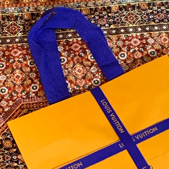 SOLD - ✨ HOST PICK ✨ Louis Vuitton wrapped city guide gift - Picture 5 of 11